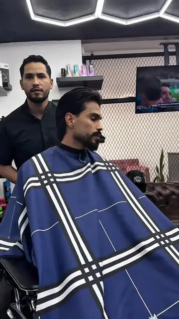 Barbero de Fraga haciendo un corte de caballero