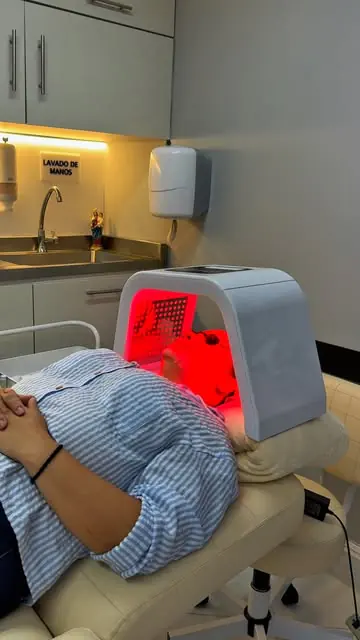 Tratamiento facial con luz LED roja en la cabina de Fraga