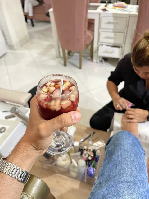 Pedicura en Fraga con una bebida de frutas en la mano