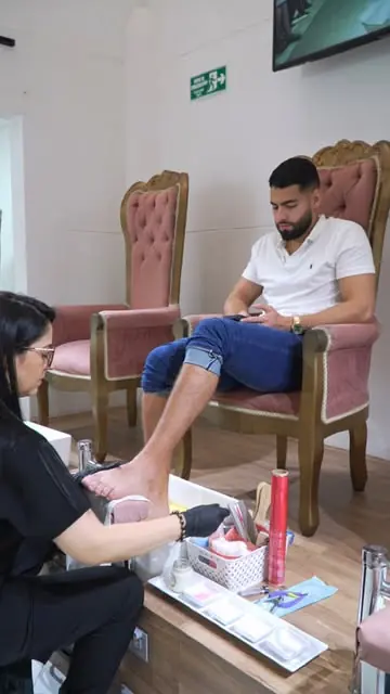 Zona de pedispa con sillas de terciopelo rosa