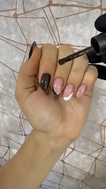 Manicura francesa con un acento oscuro y pincel de esmalte
