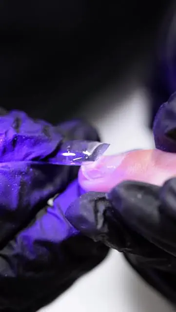 Uñas bajo la lámpara de secado